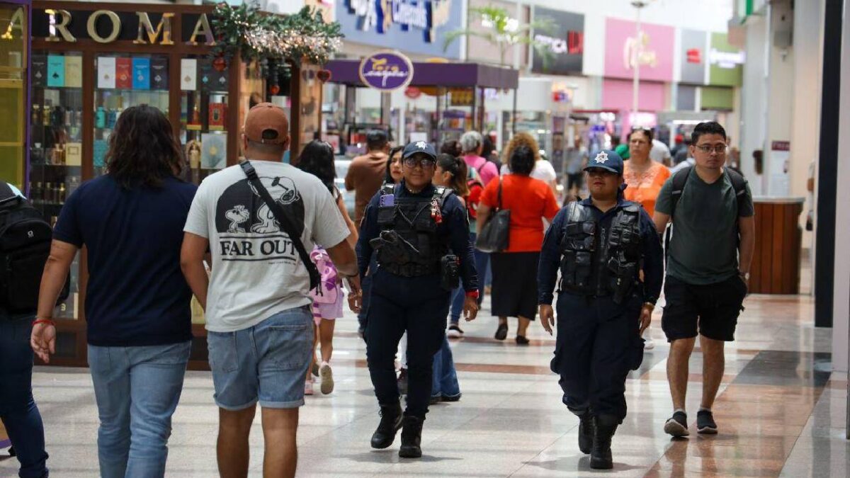 Plazas y centros comerciales, bajo vigilancia en Cancún.