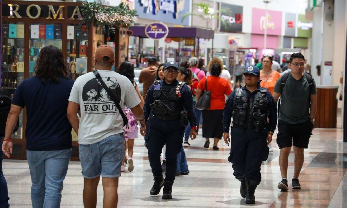 Plazas y centros comerciales, bajo vigilancia en Cancún.