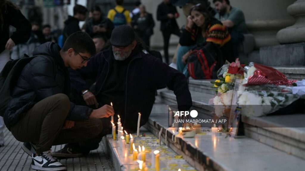 Velas en honor al Papa Francisco, en Buenos Aires.