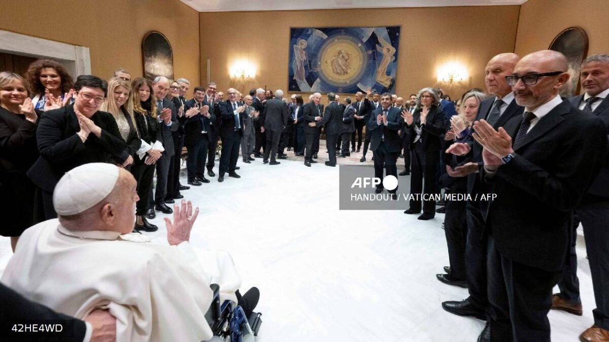 Santo padre recibe a médicos en Semana Santa.