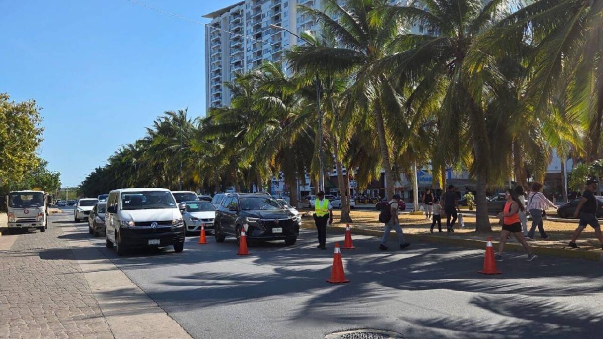 Continúan algunos cierres viales en Cancún.