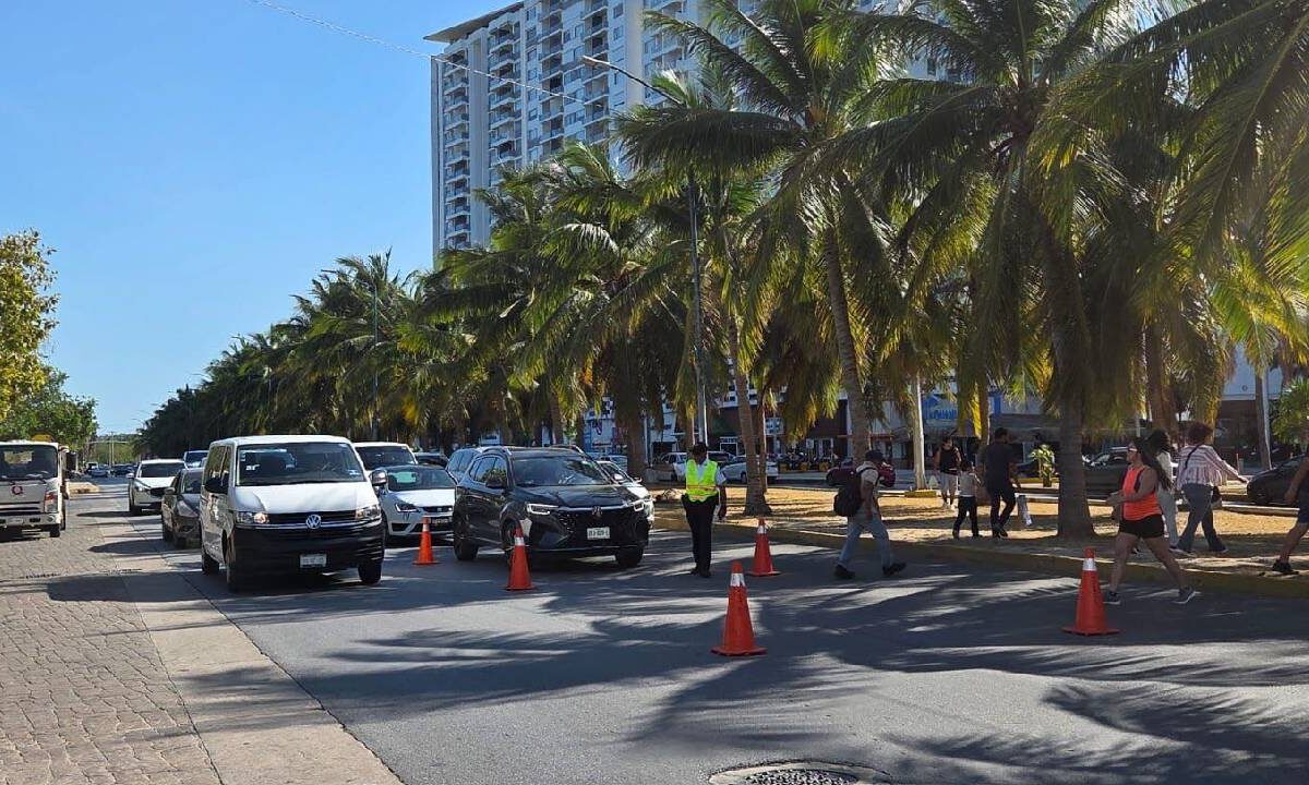 Continúan algunos cierres viales en Cancún.