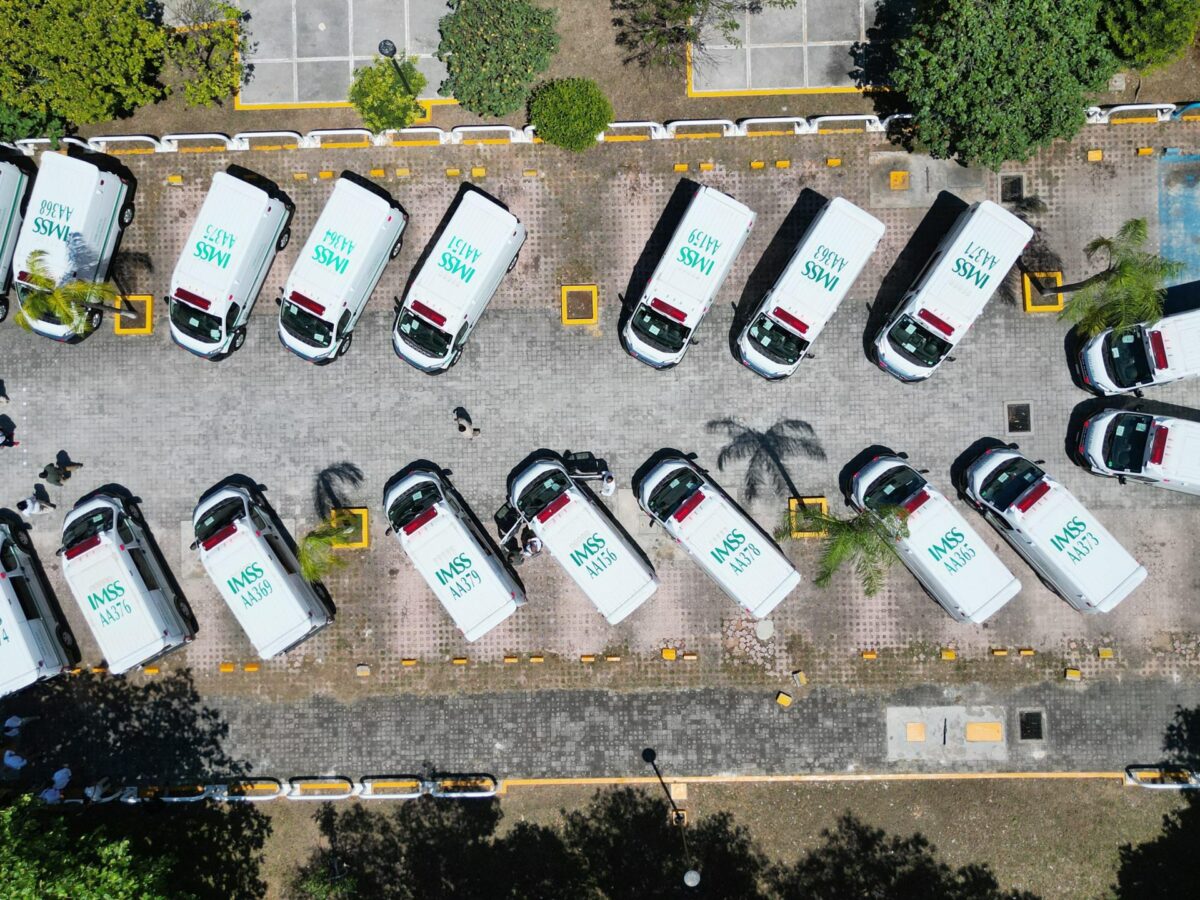 IMSS Quintana Roo. Entregan nuevas ambulancias.
