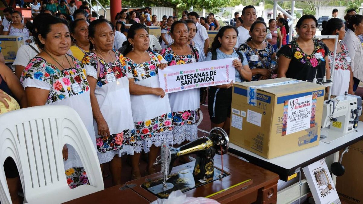 Artesanas de Felipe Carrillo Puerto reciben apoyo.