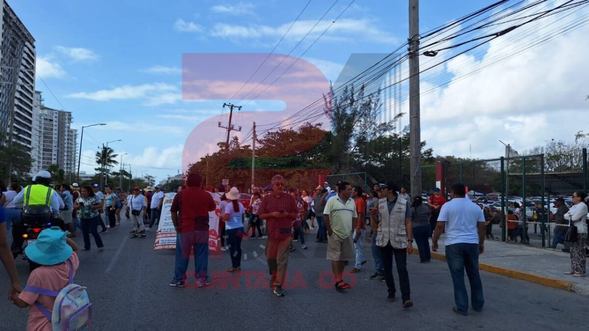 Maestros bloquearon la Bonampak