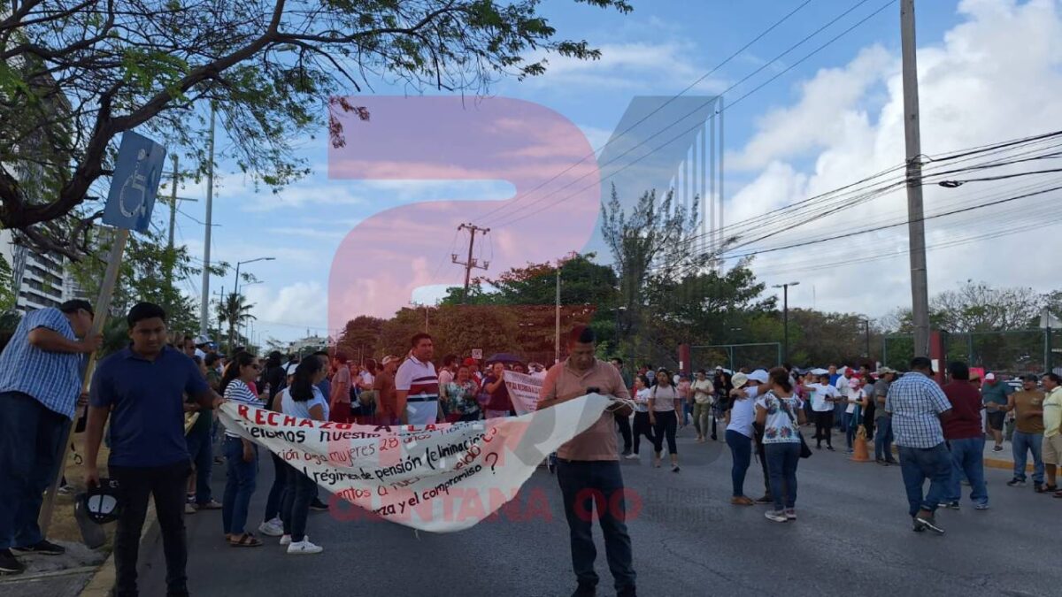 Protestan maestros en Cancún.