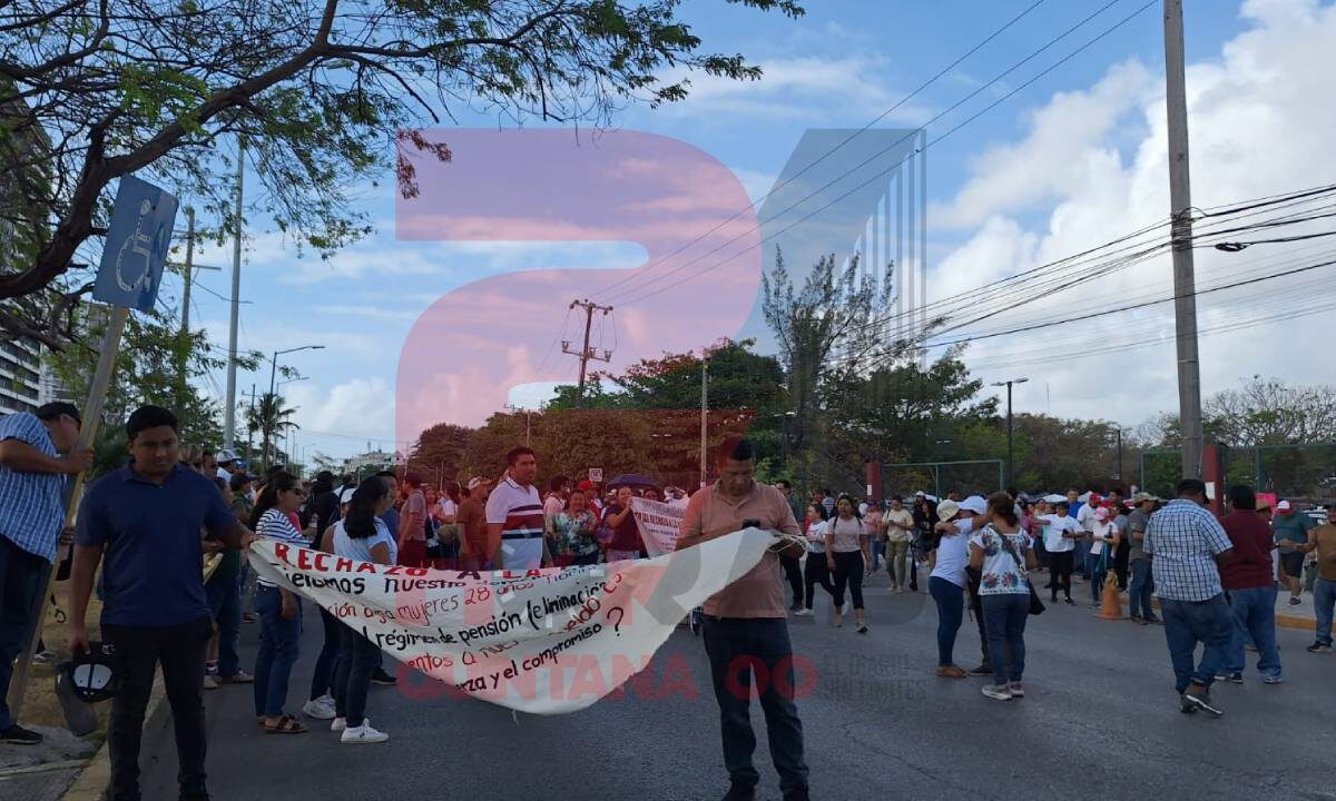 Protestan maestros en Cancún.