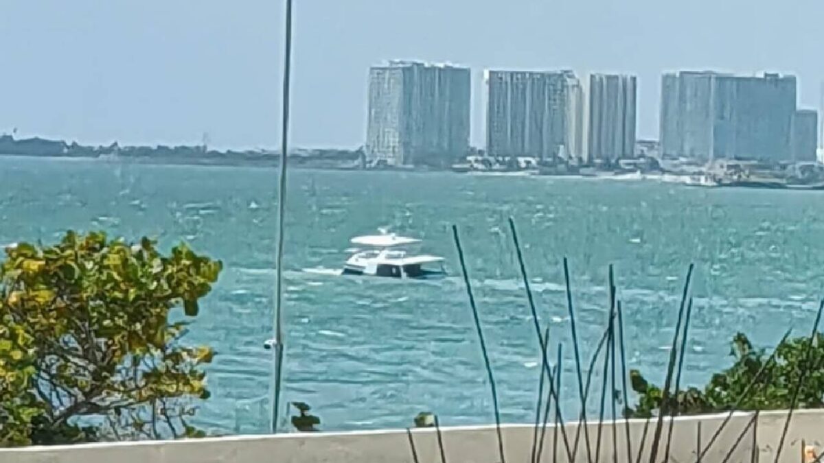 Un yate se hundió en Puerto Juárez.