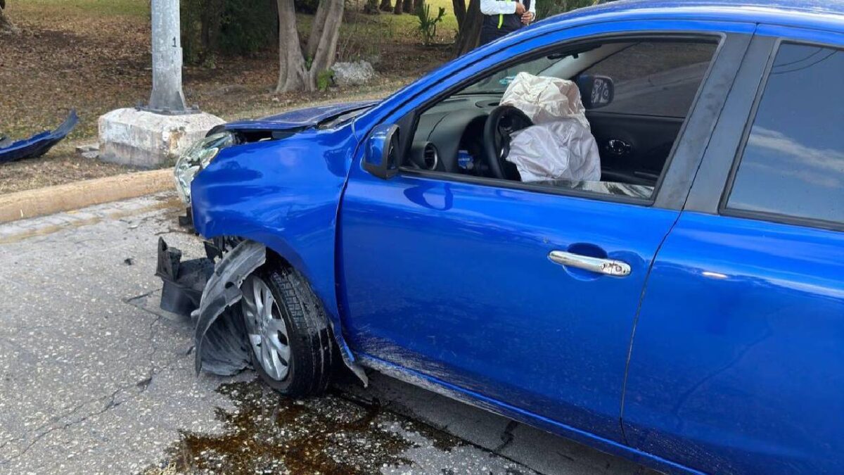 Accidente en Cancún deja sólo daños.