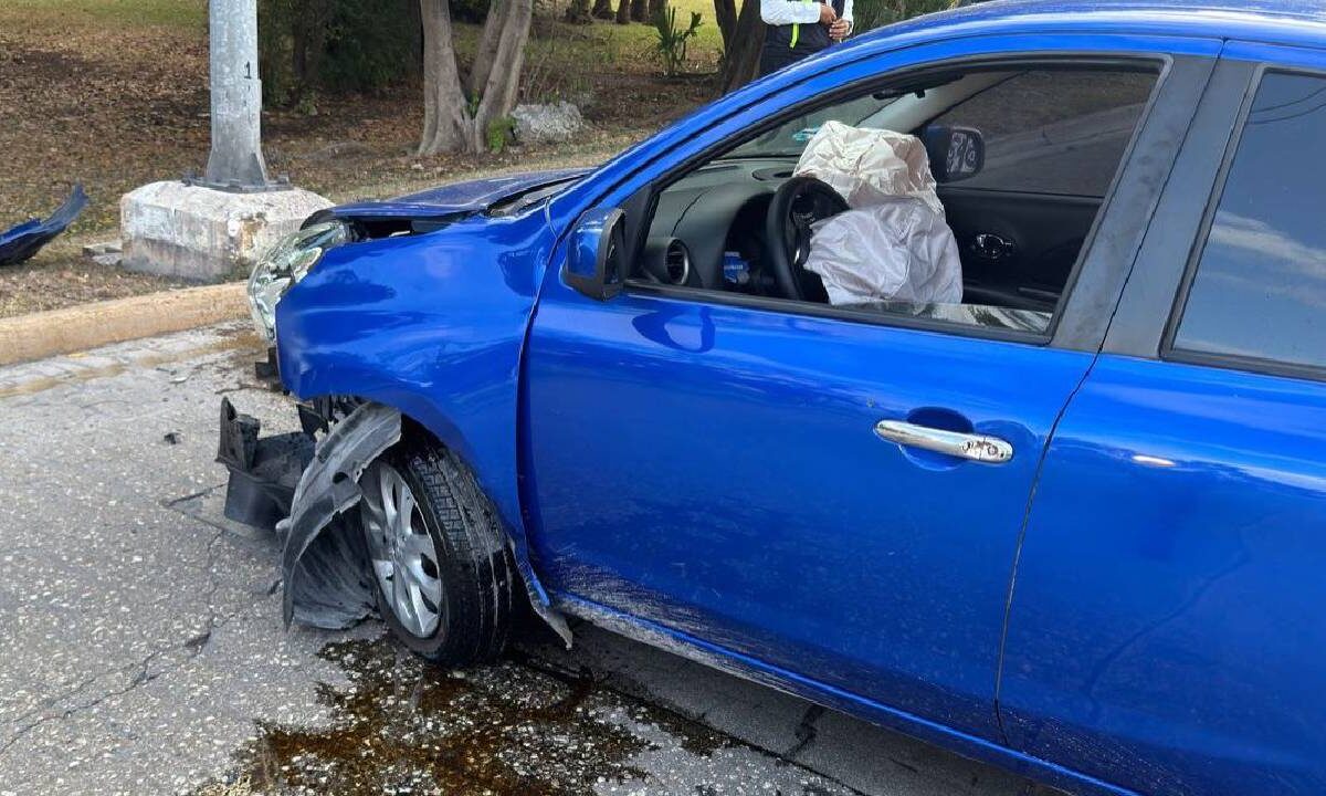 Accidente en Cancún deja sólo daños.