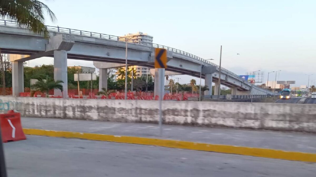 Continúan cierres viales.