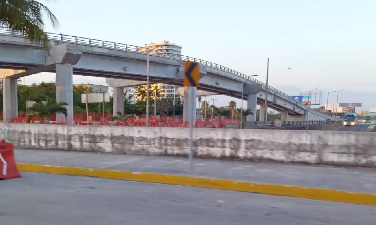 Continúan cierres viales.