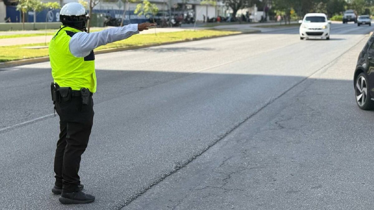 Continúan los cierres viales en Cancún por obras.