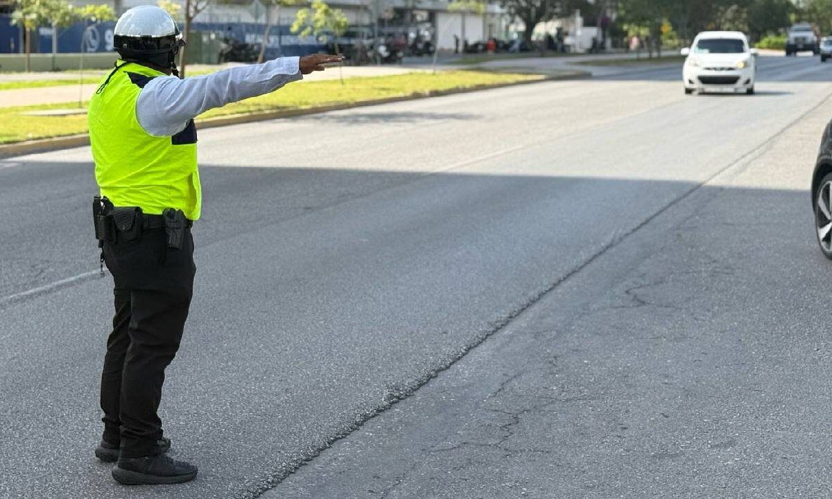 Continúan los cierres viales en Cancún por obras.