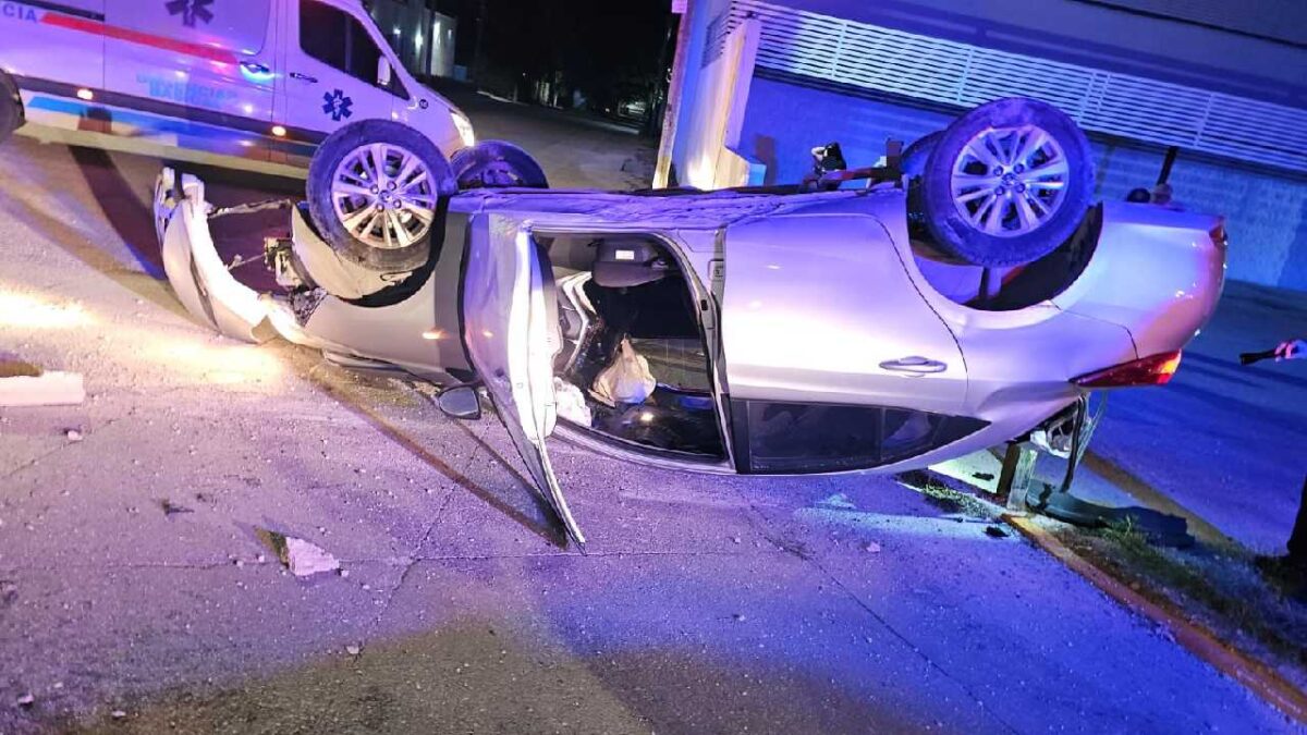 Accidentada madrugada en Cancún; dos heridos.