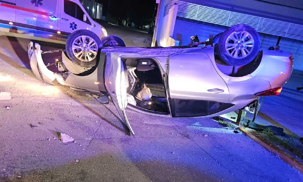 Accidentada madrugada en Cancún; dos heridos.