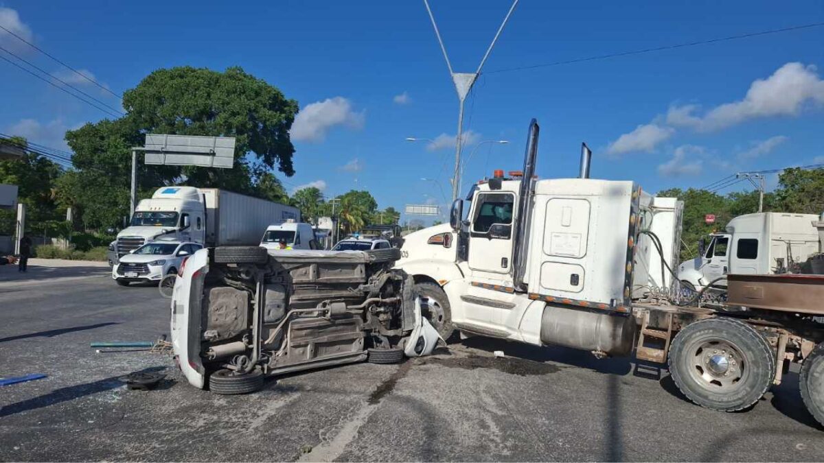 Últimas noticias. El accidente en la avenida López Portillo de Cancún deja lesionados.