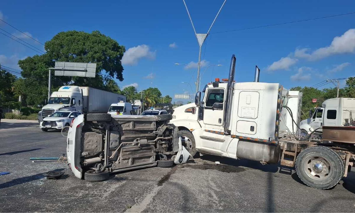 Últimas noticias. El accidente en la avenida López Portillo de Cancún deja lesionados.