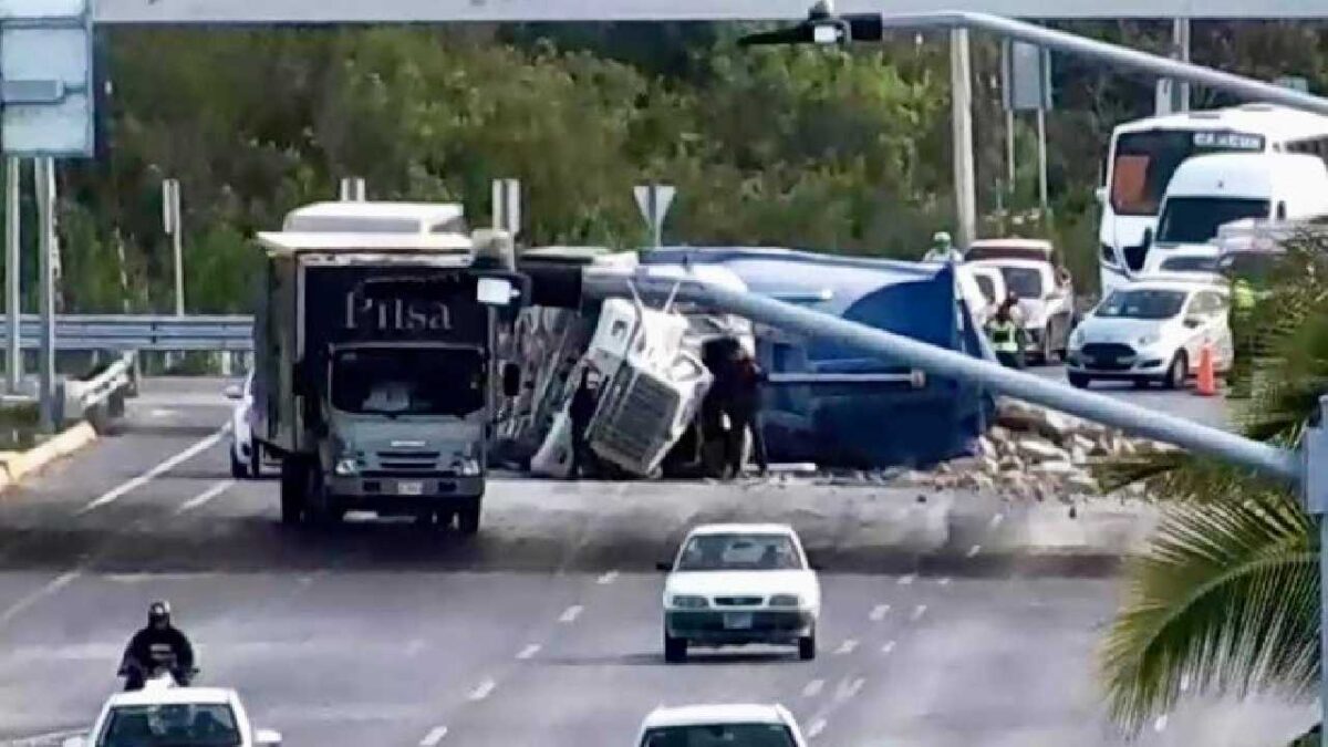 La volcadura fue en el boulevard Colosio de Cancún.