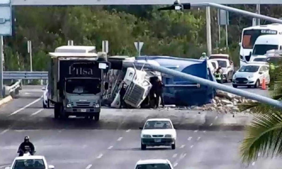 La volcadura fue en el boulevard Colosio de Cancún.