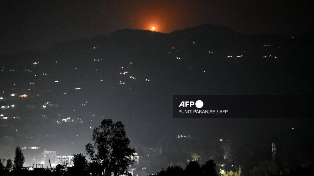 India bombardea Pakistán.