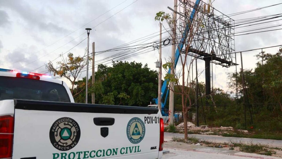 Cancún mejora su imagen y retira espectaculares.
