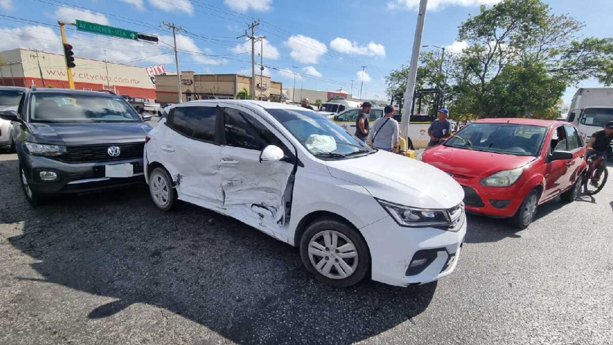 Carambola en avenida de Cancún.