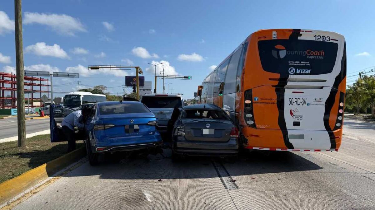 Últimas noticias. Carambola en el boulevard Colosio en Cancún provocó movilización de cuerpos de seguridad, sin lesionados.