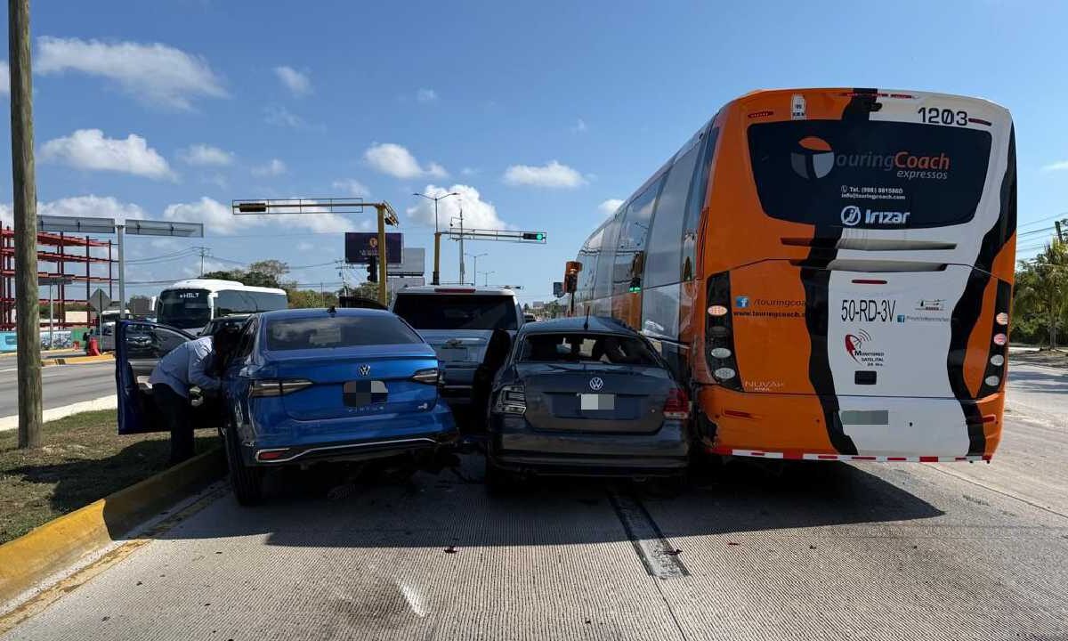 Últimas noticias. Carambola en el boulevard Colosio en Cancún provocó movilización de cuerpos de seguridad, sin lesionados.