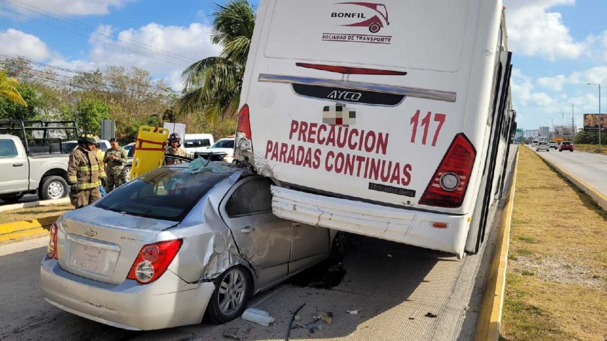 En Cancún se registró un aparatoso accidentre.