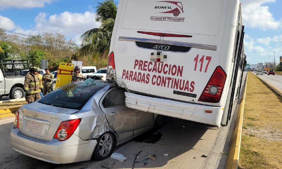 En Cancún se registró un aparatoso accidentre.