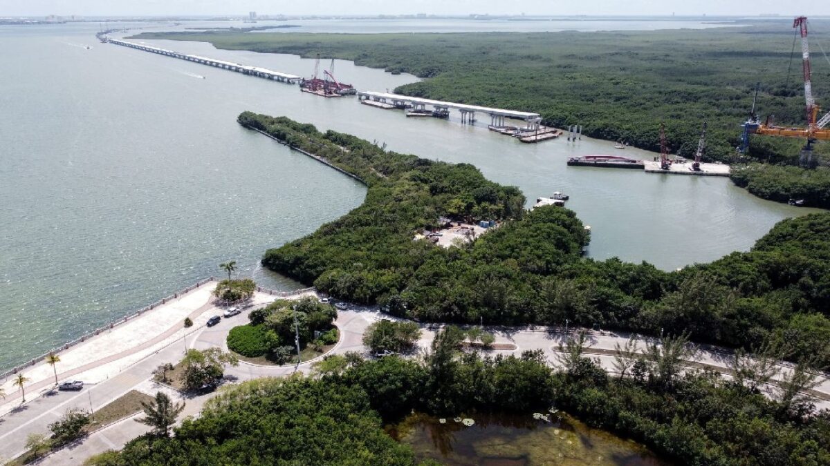 Construcción de un puente sobre la laguna Nichupté, en Cancún, Quintana Roo.