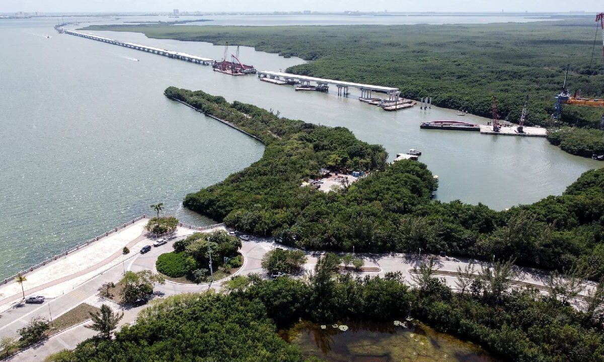 Construcción de un puente sobre la laguna Nichupté, en Cancún, Quintana Roo.