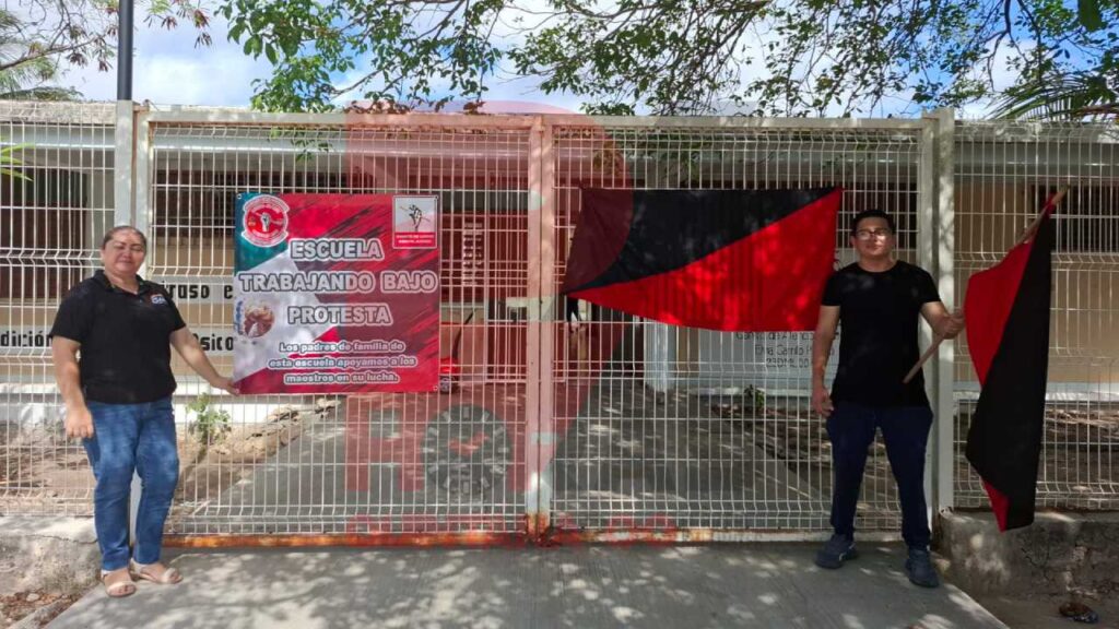 Banderas rojinegras en escuelas de Cancún.