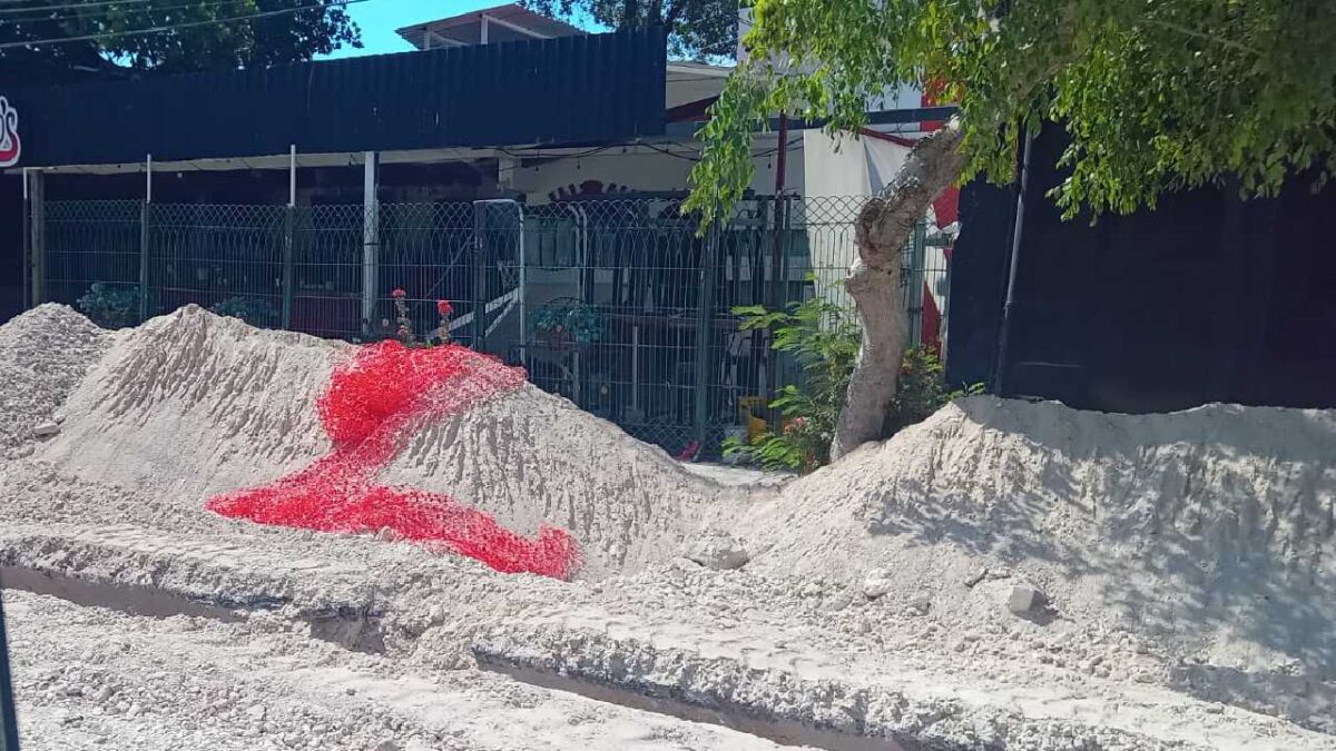 Continúan algunos cierres viales en Cancún.