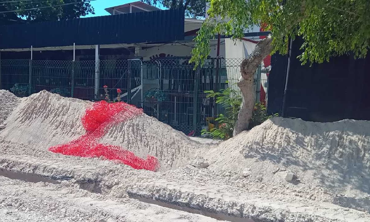 Continúan algunos cierres viales en Cancún.