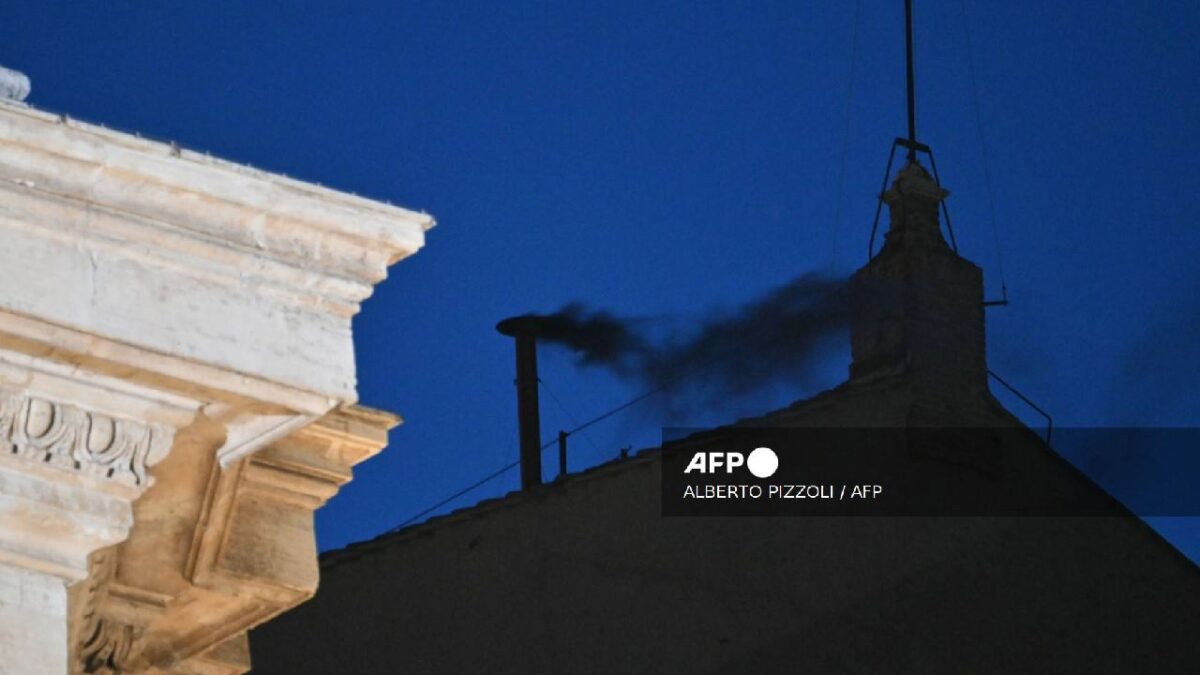 Humo negro en el Vaticano.