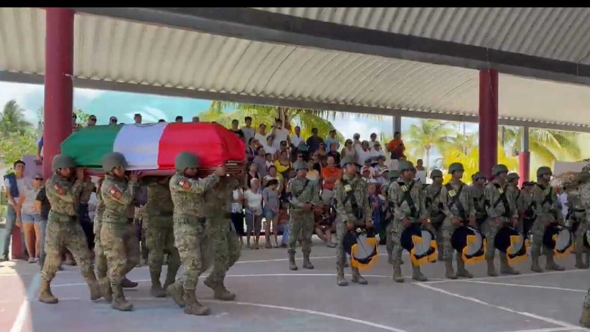 Holbox despide a su militar en ceremonia.