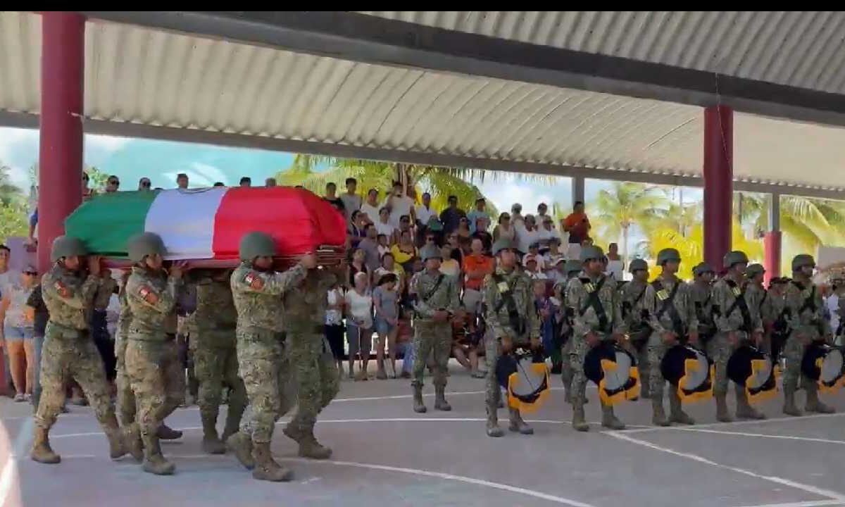 Holbox despide a su militar en ceremonia.