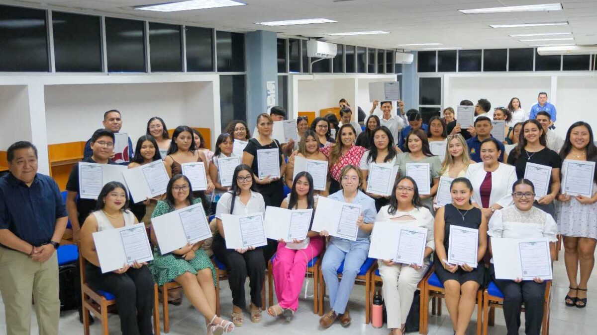 Histórica entrega de títulos en Cancún.