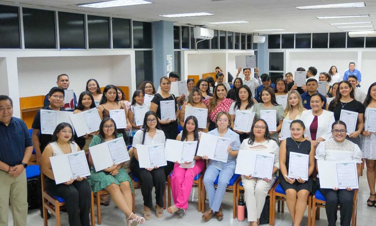Histórica entrega de títulos en Cancún.