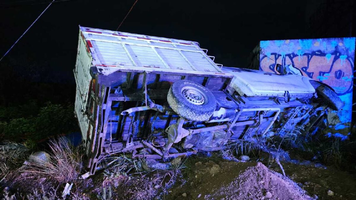 La volcadura en Cancún provocó movilización de cuerpos de seguridad y emergencia.