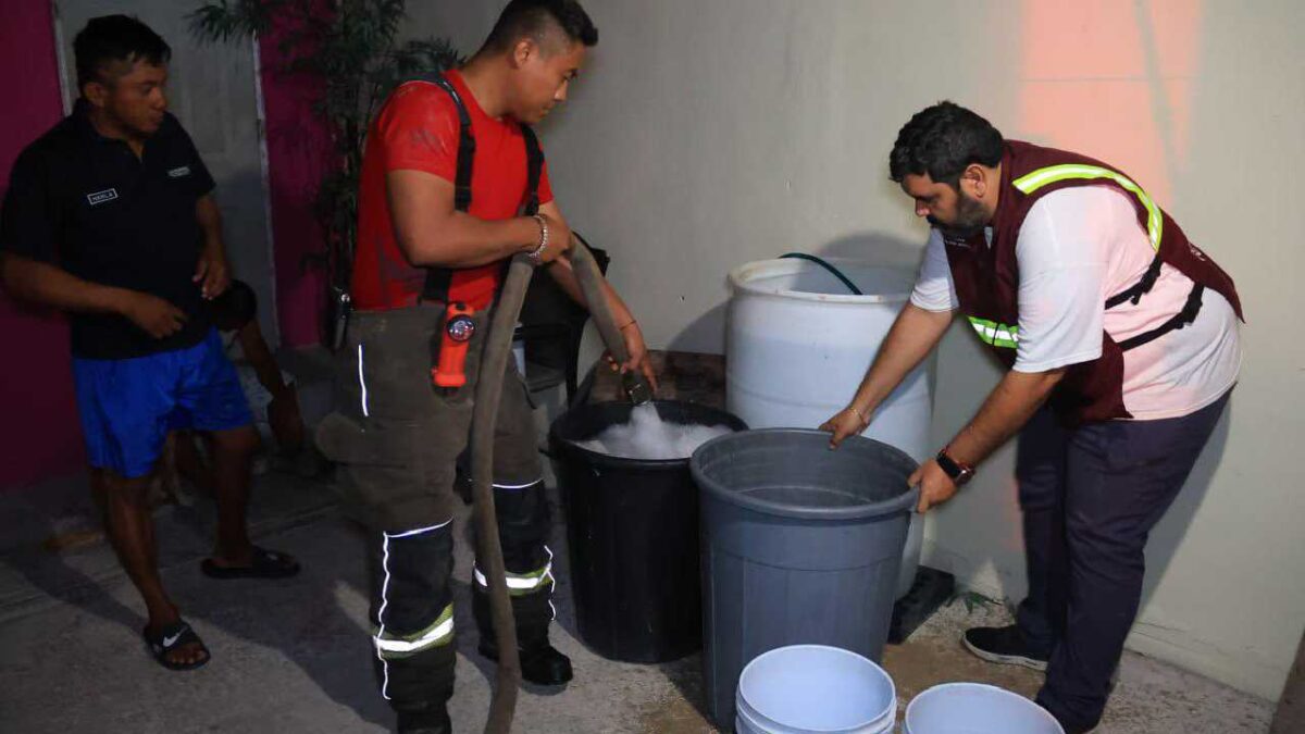 Llevan agua a colonias afectadas en Cacnún.
