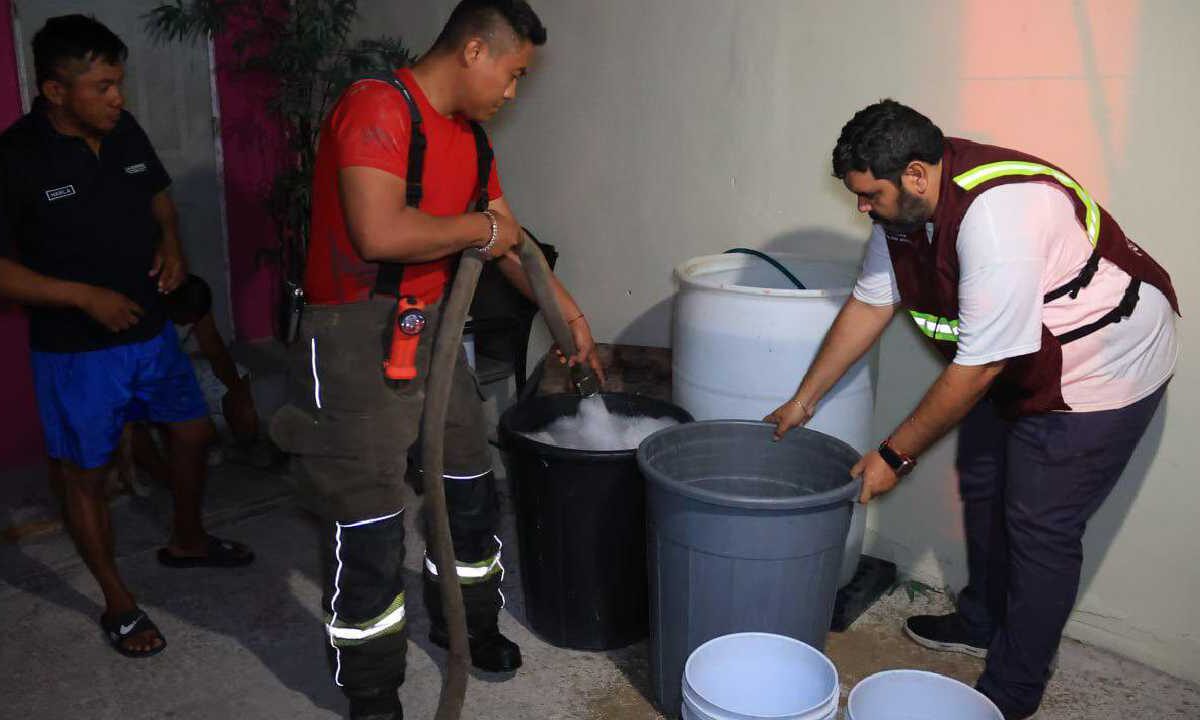 Llevan agua a colonias afectadas en Cacnún.