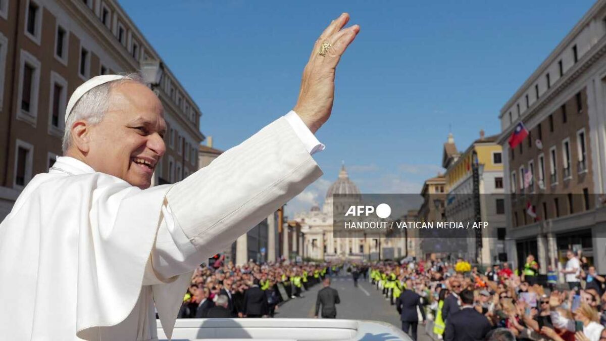 Misa de entronización de León XIV. El Papa previamente saludó a los fieles.