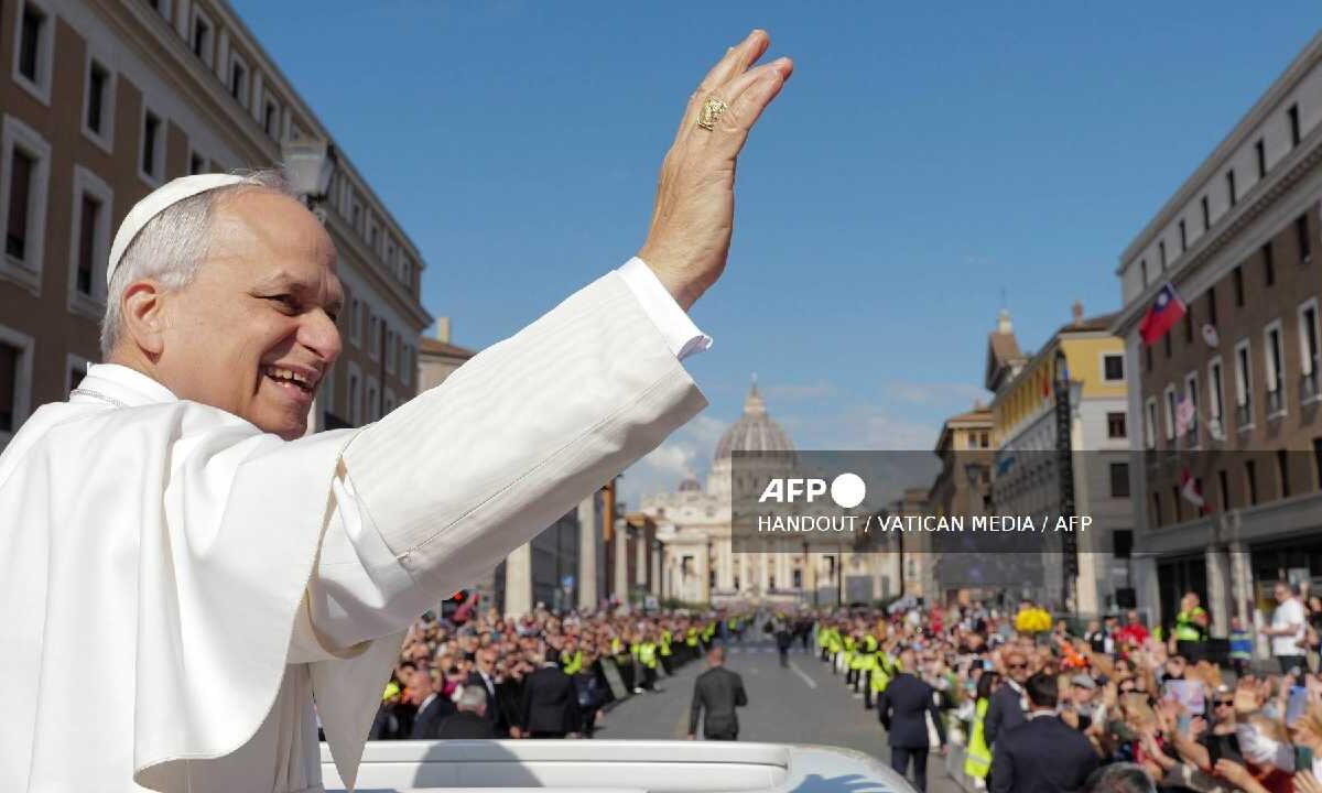 Misa de entronización de León XIV. El Papa previamente saludó a los fieles.