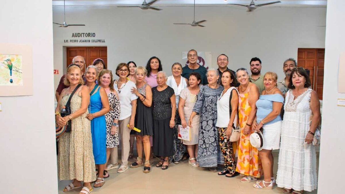 Personas adultas mayores exhiben sus obras.