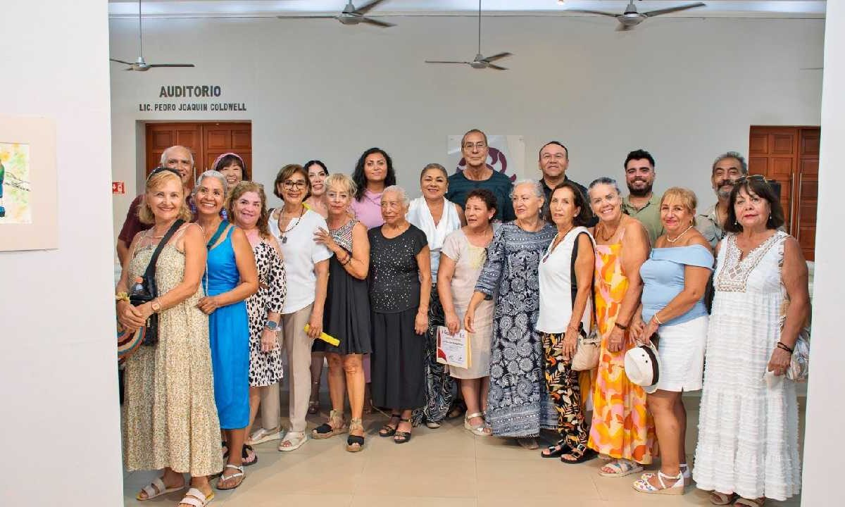 Personas adultas mayores exhiben sus obras.