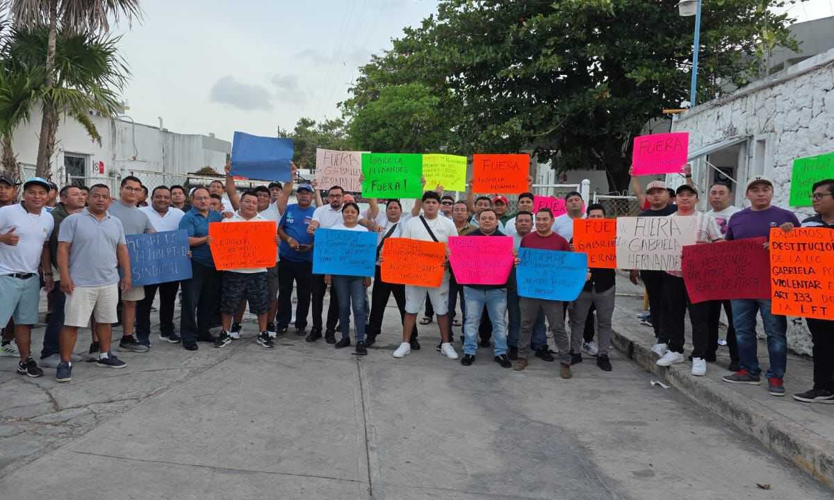 Protestan trabajadores de Aguakan.