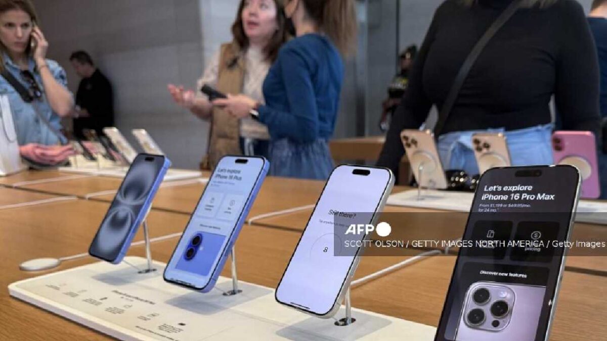 Amaga Trump con arancel si Apple no fabrica los iPhone en EU.